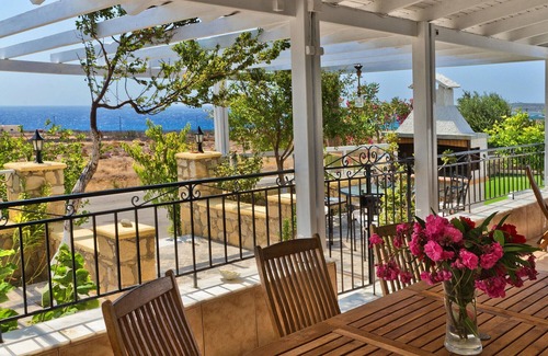 Afiartis House | Holiday Home 'Villa Ntora' with Mountain View, Wi-Fi and Air Conditioning