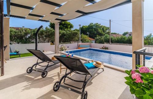 Cove Makarac (Milna) House | Holiday Home Villa Renesansa by Interhome