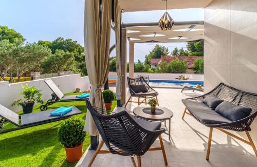 Cove Makarac (Milna) House | Holiday Home Villa Renesansa by Interhome