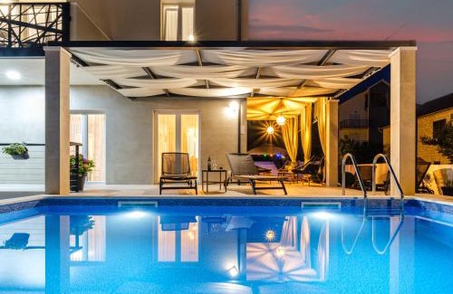 Cove Makarac (Milna) House | Holiday Home Villa Renesansa by Interhome