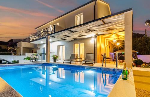 Cove Makarac (Milna) House | Holiday Home Villa Renesansa by Interhome