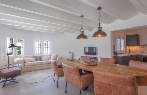 Pedreguer House | Holiday Home 'Villa Vino' with Mountain View, Wi-Fi and Air Conditioning