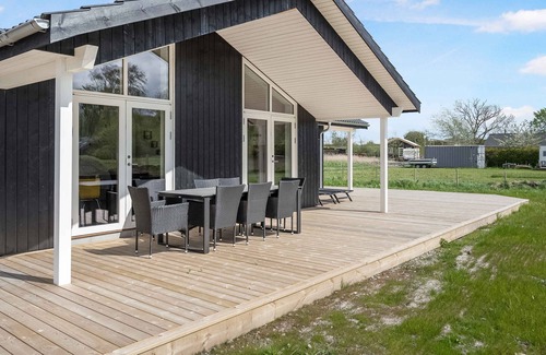 Idestrup House | Holiday home with hot tub and activity room