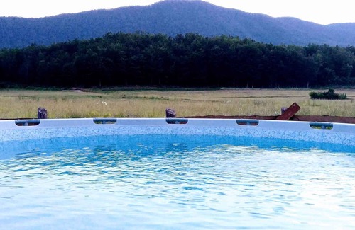 Smiljan House | Holiday home with outdoor swimming pool and garden