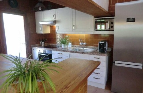 Alaro House | Holiday home with pool in quiet & safe location, only 1 km to the market square