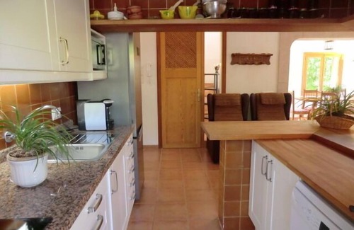 Alaro House | Holiday home with pool in quiet & safe location, only 1 km to the market square