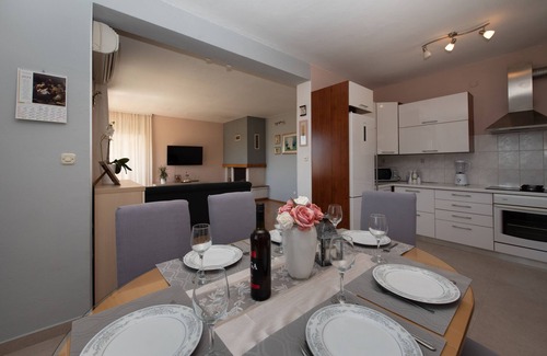 Klis Apartment | Holiday House App Grace with pool and view in Klis
