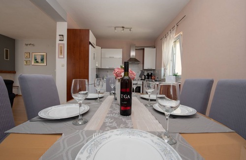 Klis Apartment | Holiday House App Grace with pool and view in Klis