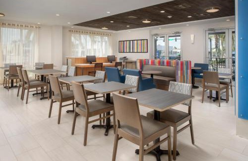 Jacksonville Beach Hotel | Holiday Inn Express Jacksonville Beach by IHG