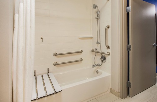Courtenay Hotel | Holiday Inn Express and Suites Courtenay Comox by IHG