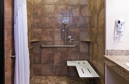 Brady Hotel | Holiday Inn Express Hotel & Suites Brady by IHG