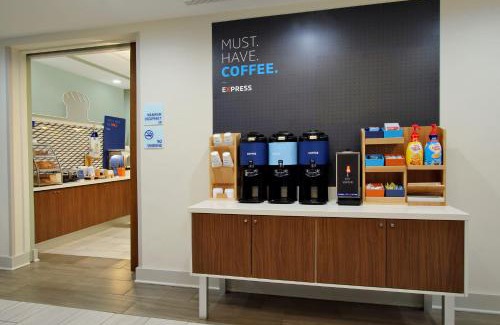 Portland Hotel | Holiday Inn Express Hotel & Suites Portland by IHG