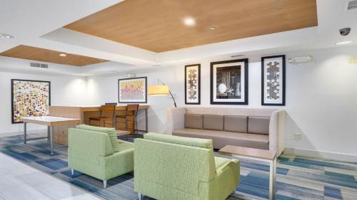 Portland Hotel | Holiday Inn Express Hotel & Suites Portland by IHG