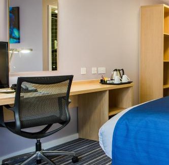 Altrincham Hotel | Holiday Inn Express Manchester Airport by IHG