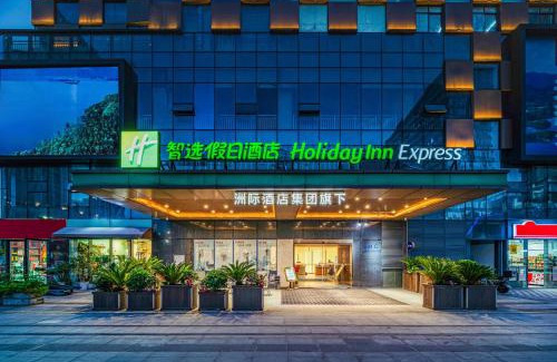 Nanchang Hotel | Holiday Inn Express Nanchang West Station by IHG