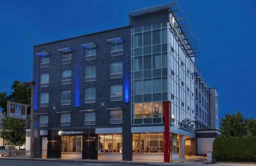 The Waterfront Hotel | Holiday Inn Express & Suites Jersey City - Holland Tunnel by IHG