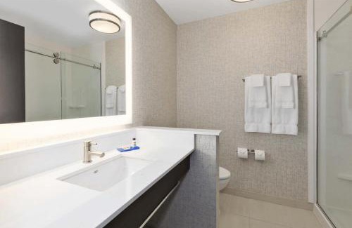 The Waterfront Hotel | Holiday Inn Express & Suites Jersey City - Holland Tunnel by IHG