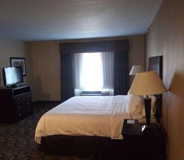 Zanesville Hotel | Holiday Inn Express & Suites Zanesville North by IHG