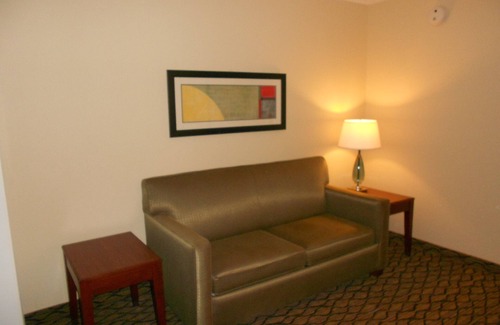 Lancaster Hotel | Holiday Inn Express & Suites Lancaster by IHG