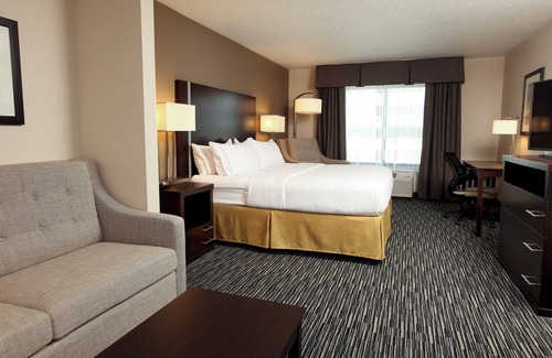 South Central Omaha Hotel | Holiday Inn Express & Suites Omaha South - Ralston Arena by IHG