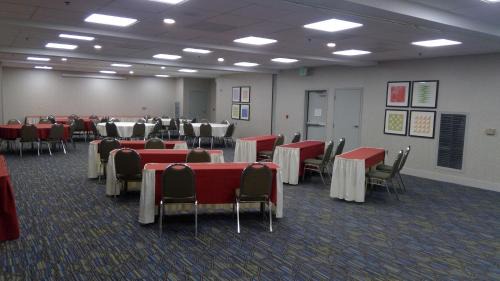Tracy Hotel | Holiday Inn Express & Suites Tracy by IHG
