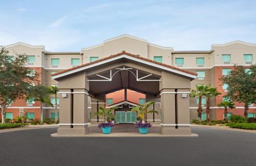 Pembroke Pines Hotel | Holiday Inn Express & Suites Pembroke Pines-Sheridan St by IHG