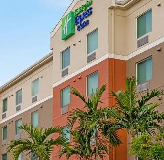 Pembroke Pines Hotel | Holiday Inn Express & Suites Pembroke Pines-Sheridan St by IHG