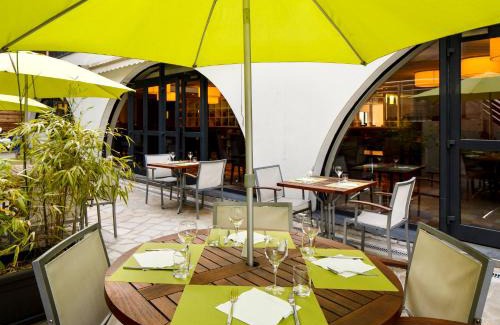 La Demi - Lune Hotel | Holiday Inn Lyon Vaise by IHG