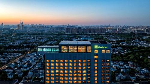 Pudong Hotel | Holiday Inn Shanghai Pudong Kangqiao by IHG - Free shuttle bus to Disney land, Ins Swimming Pool