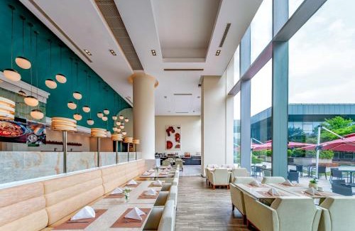 Pudong Hotel | Holiday Inn Shanghai Pudong Kangqiao by IHG - Free shuttle bus to Disney land, Ins Swimming Pool