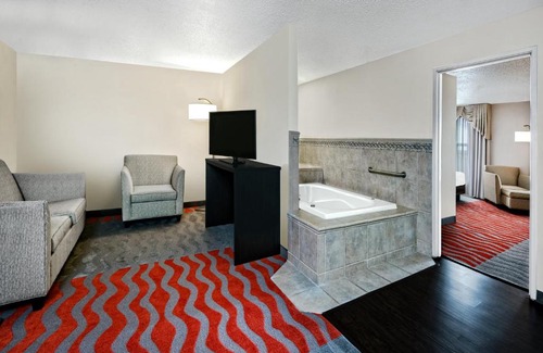 College Station Hotel | Holiday Inn & Suites College Station-Aggieland by IHG