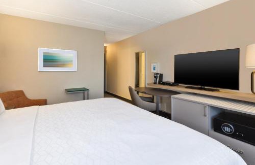Carle Place Hotel | Holiday Inn Westbury-Long Island by IHG