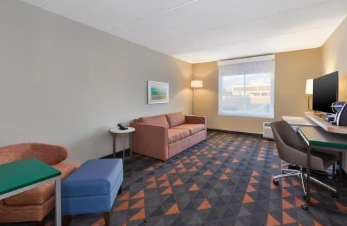 Carle Place Hotel | Holiday Inn Westbury-Long Island by IHG