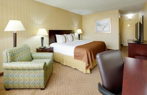 Carle Place Hotel | Holiday Inn Westbury-Long Island by IHG