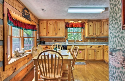 Gatlinburg - Pigeon Forge Cabin | Holidays ARE CLOSE - Mountain View - WiFi - King Beds - Family Friendly - HotTub