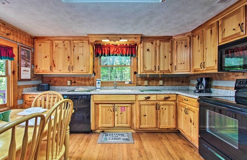 Gatlinburg - Pigeon Forge Cabin | Holidays ARE CLOSE - Mountain View - WiFi - King Beds - Family Friendly - HotTub