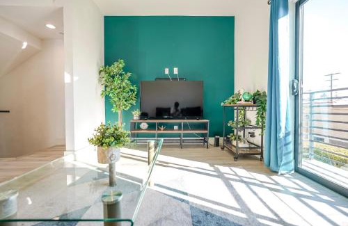 Los Angeles Apartment | Hollywood Famous Townhome with PVT Rooftop Scenic views