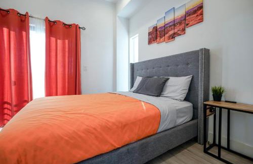 Los Angeles Apartment | Hollywood Famous Townhome with PVT Rooftop Scenic views