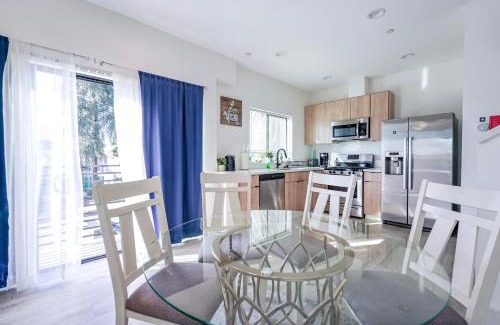 Los Angeles Apartment | Hollywood Famous Townhome with PVT Rooftop Scenic views