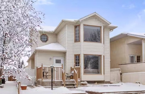 Calgary House | Home away from home:-)nVery near to the airport!nBreakfast included