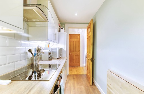 Gifford House | Home from Home by Holyrood Park sleeping 4 - with garden, parking & Wifi!