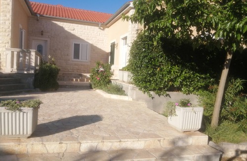 Gornji Zemunik House | Home in Serene Village-Vineyards Views-Central To All Attractions-Highway