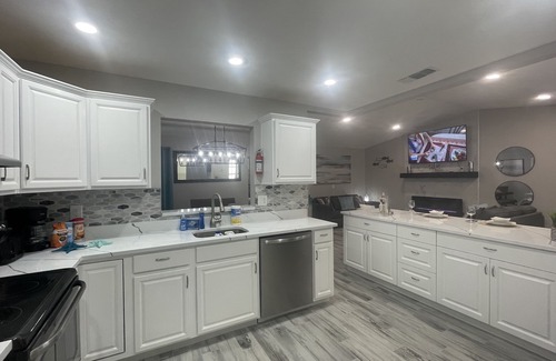 Seminole House | HOME SWEET HOME!☀️ HUGE HOT TUB. HEATED POOL! 7 miles to beach 4BD 2BA updated!