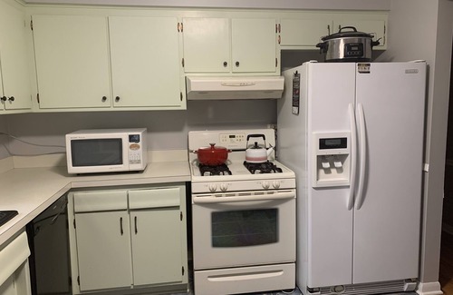 Lake Bluff House | Home Sweet Home, minutes to Great Lakes Naval Base