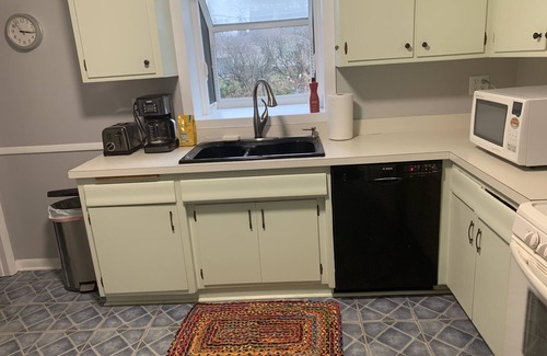 Lake Bluff House | Home Sweet Home, minutes to Great Lakes Naval Base