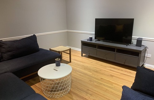 Lake Bluff House | Home Sweet Home, minutes to Great Lakes Naval Base