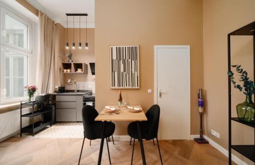 Prenzlauer Berg Apartment | Homely Berlin - Heritage Studio , Kingsize Bed , Kitchen , WiFi