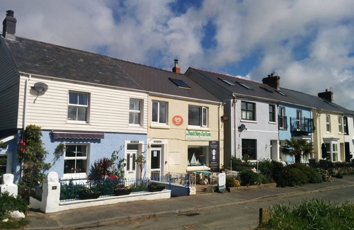 Llanybri Ski Chalet | Homely Cedarwood Chalet, Sleeps 3