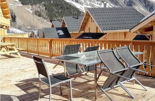 Saint-Sorlin-d'Arves Ski Chalet | Homerez - Chalet in Saint-Sorlin-d'Arves