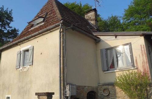Teyssieu House | Homerez - Charming house in Teyssieu with fireplace and garden.